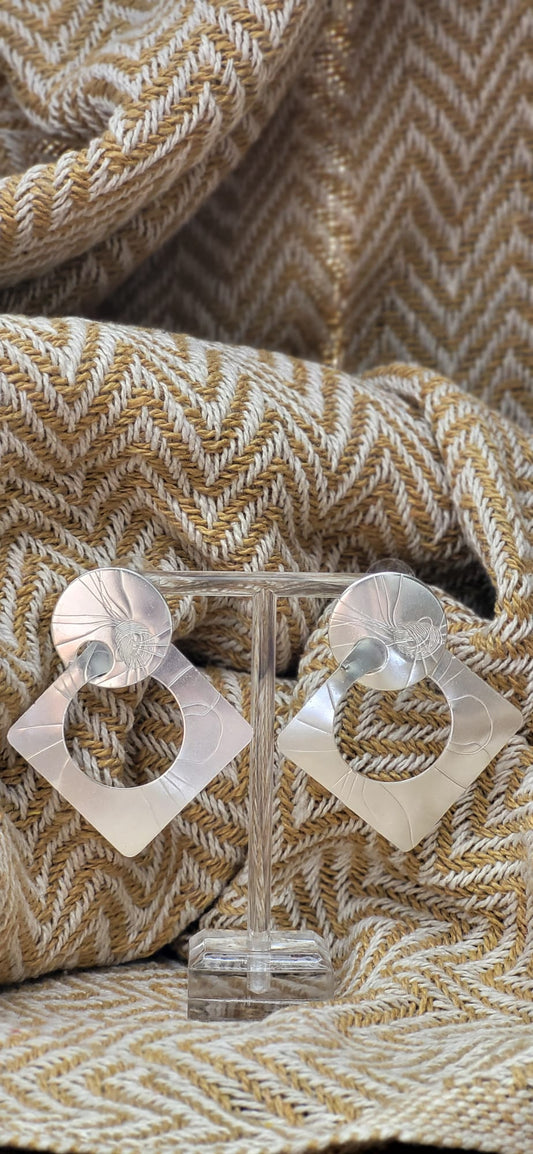 Statisch statement piece met subtiel fantasie lijntje